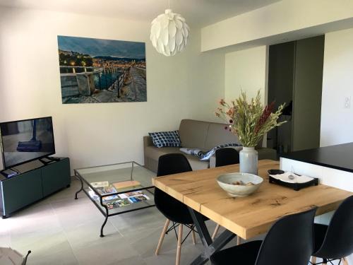 Ville-di-Pietrabugno Apartment | Seaside One-Bedroom Apartment with Terrace in Bastia
