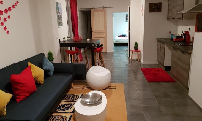 Roanne Apartment | Modern Appartement Roanne: Pet & Child Friendly Retreat