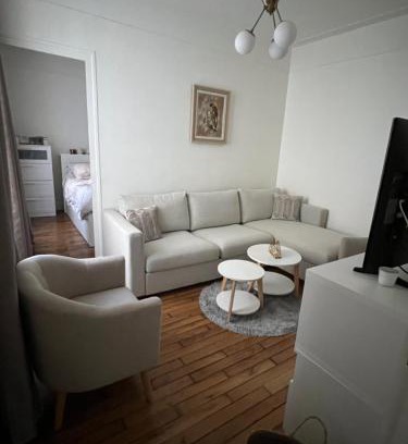 Issy-les-Moulineaux Apartment | Family-Friendly Appartement Porte de Versailles Awaits You