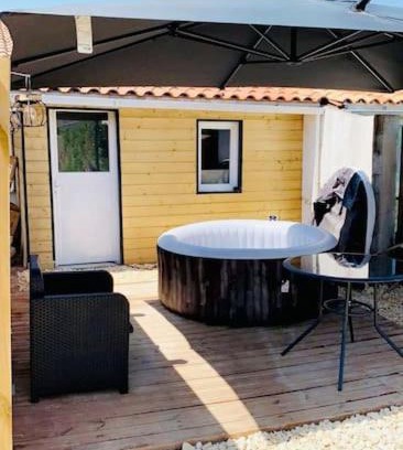 Echillais Apartment | Cozy Apartment Near the Transbordeur Bridge with Hot Tub