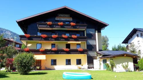 Strobl Apartment | Guest Favorite: Appartement Roland with Hot Tub & Breakfast