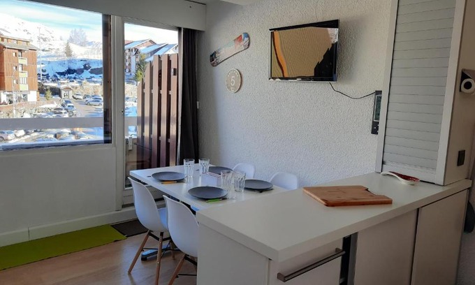 Eclose-Est Apartment | Child-Friendly Ski-in/Ski-Out Apartment for Memorable Stays