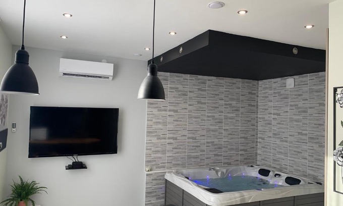 Aulnoy-lez-Valenciennes Apartment | Experience Relaxation at Appartement Spa Ginkgo, Valenciennes