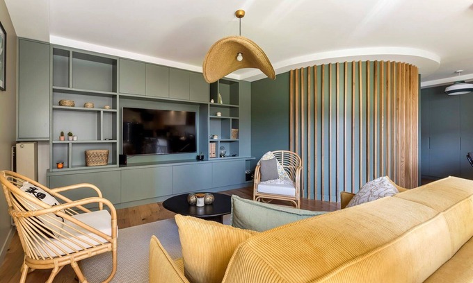8th Arrondissement Apartment | Spacious Apartment with Balcony for 6 Guests, Well-Rated