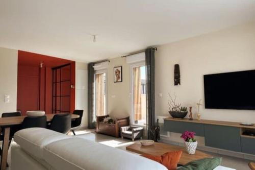Sene Apartment | Spacious Apartment with Terrace for Family Getaways