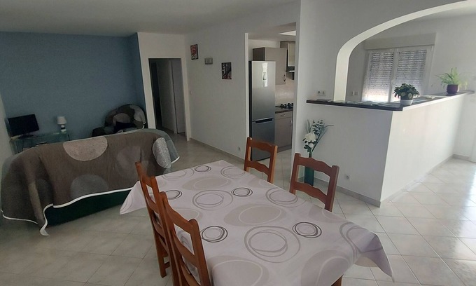 Montreal-la-Cluse Apartment | Lakeview T3 Apartment in Individual House - Rated 9.6/10