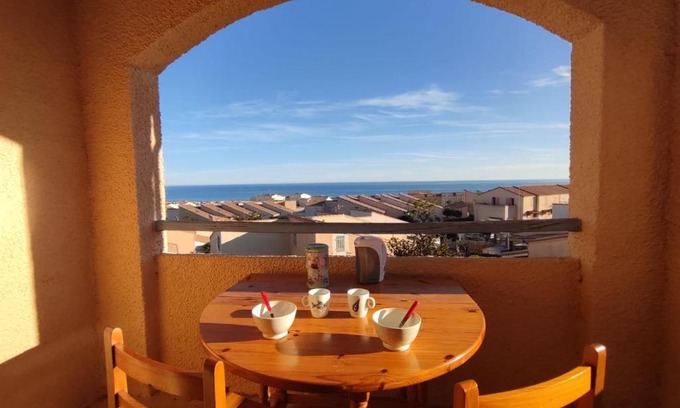 Saint-Pierre-la-Mer Apartment | Seaside Family Retreat at Appartement T2 cabine - Saint Pierre la Mer