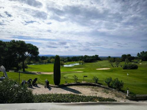 Saumane-de-Vaucluse Apartment | Appartement T2 magnifique vue sur golf avec climatisation avec piscine