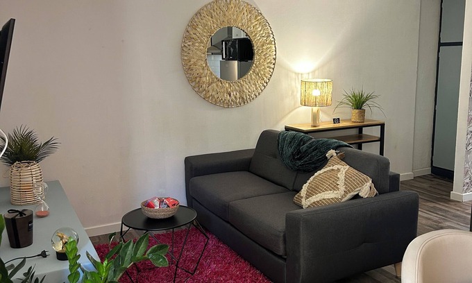 Espalion Apartment | Cozy T2 Apartment by the Lot with Spa & Hot Tub Access