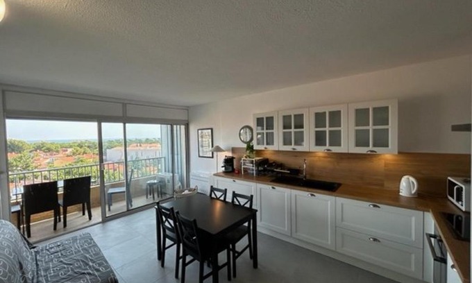 Argeles Plage Apartment | Cozy Apartment with Sea View, Steps from the Beach