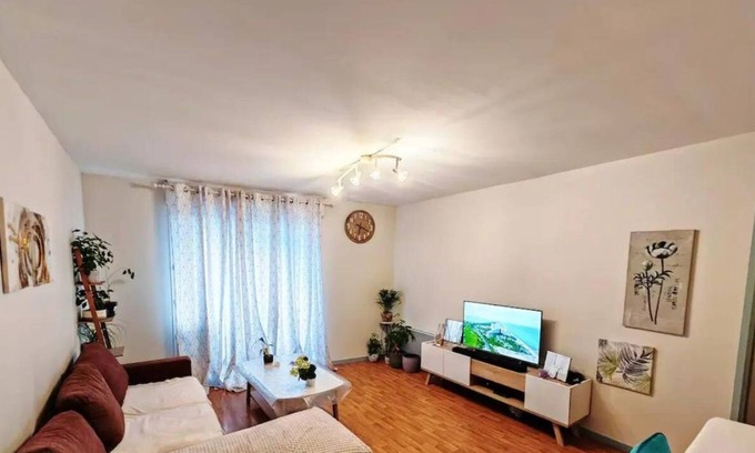 Argenteuil Apartment | Bright T3 Apartment with Balcony and Spa Amenities
