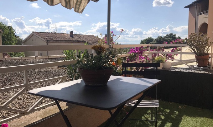 Les Angles Apartment | Relaxing Appartement Terrasse with Shared Pool near Avignon