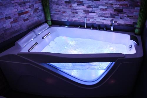 Draveil Apartment | Relax in Appartement Tropical with Hot Tub and Balnéothérapie