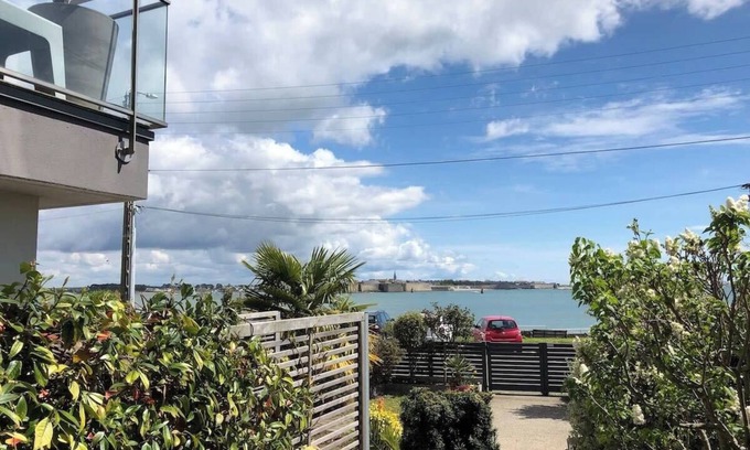 Larmor-Plage Apartment | Cozy Oceanfront Apartment with Breakfast & Kitchen Access