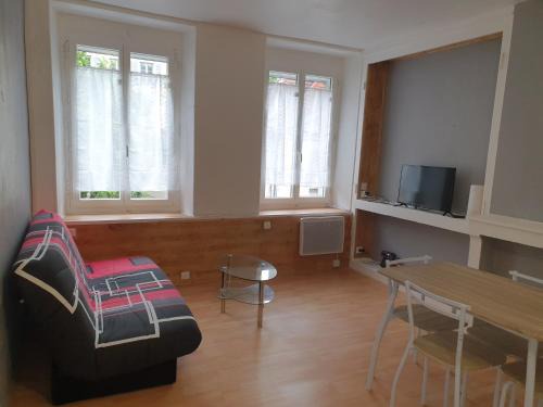 Salins-les-Bains Apartment | Family-Friendly Appartement VanSuly: Comfort Awaits You