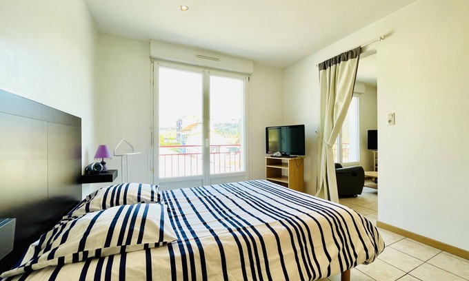 Forges-les-Bains Apartment | Discover Appartement Verlaine: Pet-Friendly Getaway
