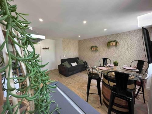 Vienne Apartment | Cozy Appartement Vignes: Pet-Friendly Getaway for Two