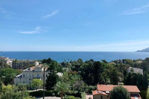 La Croix des Gardes Apartment | Seaside Apartment Near Beaches and Congress Events