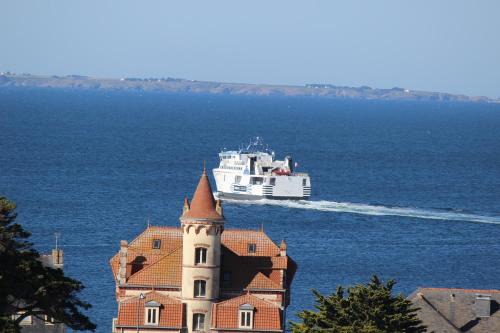 Quiberon Apartment | Scenic Ocean View Apartment with Bikes & Free WiFi