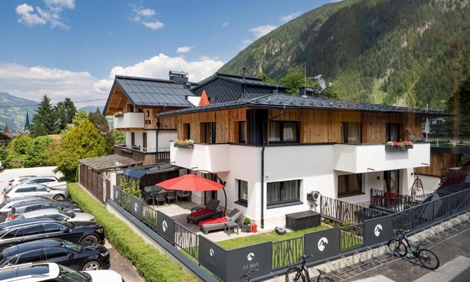 Mayrhofen Apartment | Exceptional Appartements ALMA with Hot Tub & Breakfast
