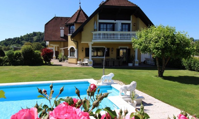 Augsdorf Apartment | Charming Appartements Panorama Schlössl with Ocean Views
