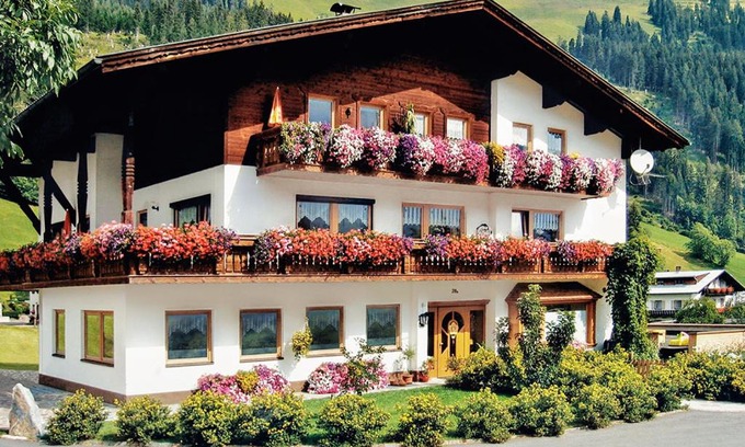 Elbigenalp Apartment | Pet-Friendly Appartements Schwarzer Adler with Ocean Views