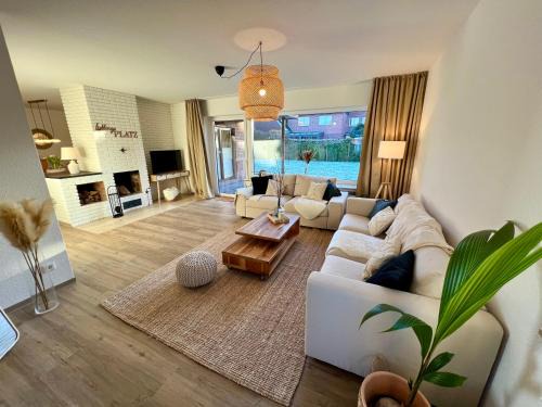 Bad Zwischenahn Apartment | Discover Appartement „Zum Weißen Hahn“ with Hot Tub Amenities