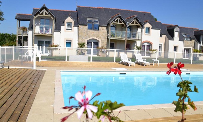 Beauvoir Apartment | Pet-Friendly Apparthôtel Mont Saint Michel with Ocean View
