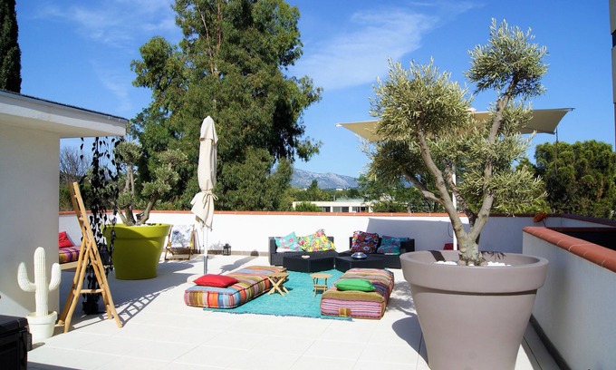 La Penne-sur-Huveaune Apartment | Indulge at Apparthotel La Girafe – Rated 9.4/10 with Spa