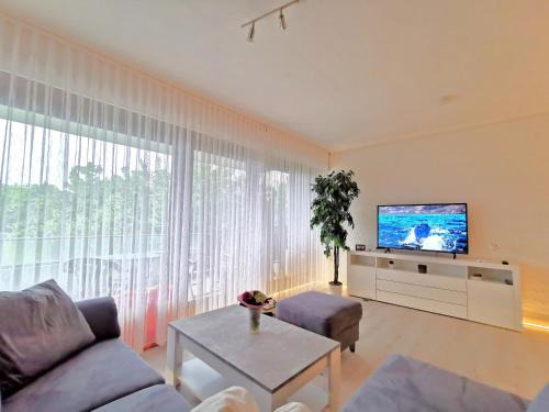 Tossens Apartment | Oceanfront Family Retreat: Apartment 024 in Tossens