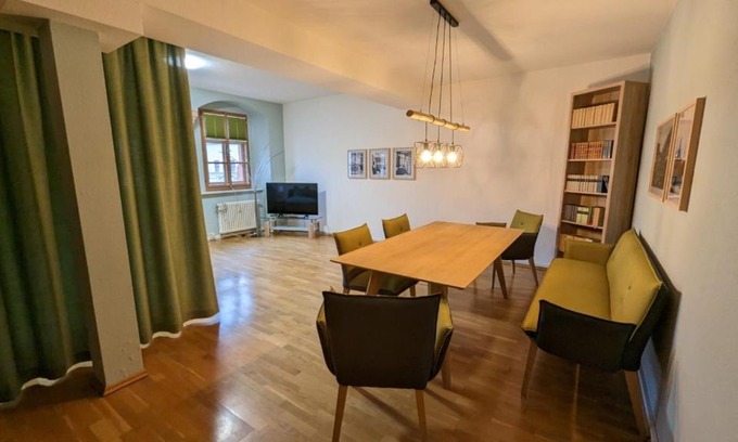 Weimar Apartment | Cozy Apartment am Markt: Pet & Child Friendly Retreat