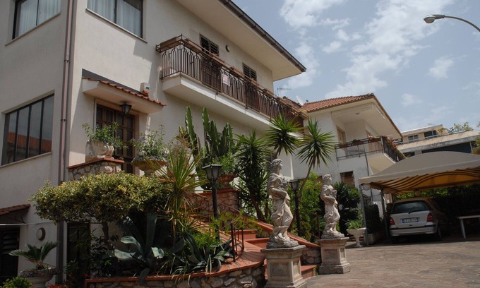 Gianola Apartment | Spacious Apartment for 8 Near Beach with Pool & Ocean View