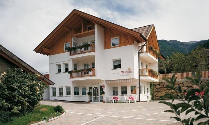 Laces House | Cozy Appartment Mühlrast: Pet-Friendly with Pool & Breakfast