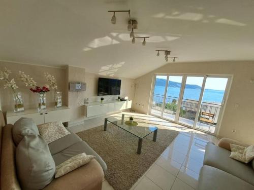 Meljine Apartment | Oceanfront Apartment with Breathtaking Views in Montenegro