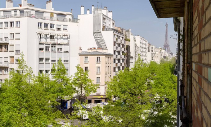 Quartier de Javel Apartment | Elegant Apartment with Eiffel Tower Views & Spa Amenities