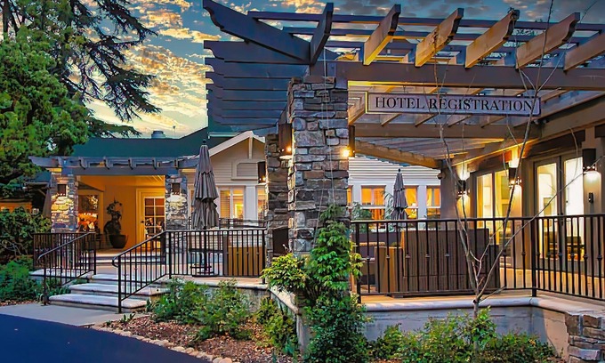 Lodi Hotel | Elegant Wine & Roses Hotel: Spa, Pool & Dining Awaits