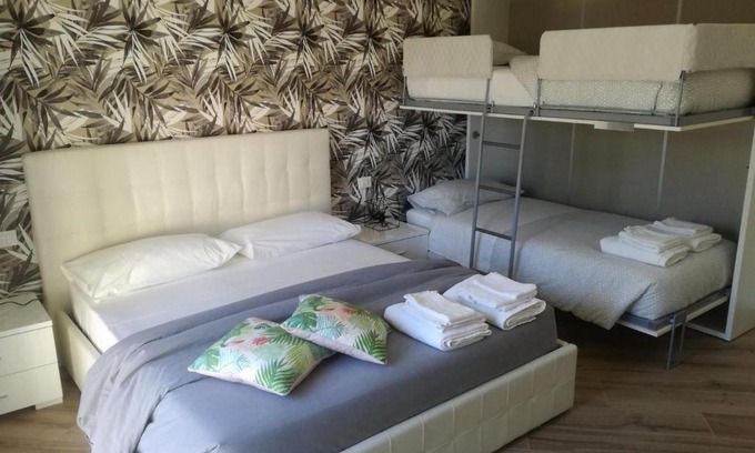 Quartiere XX Ardeatino Bed & Breakfast | Discover Appia Garden: Family-Friendly with Hot Tub & Dining