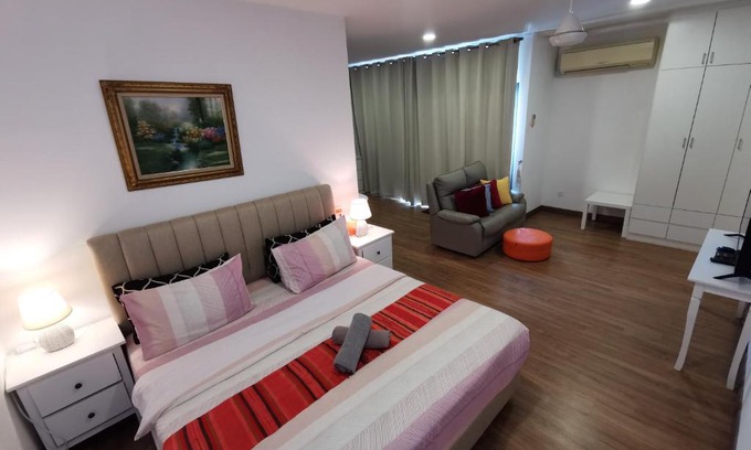 Seri Kembangan Apartment | Apple 4 at Menara Simfoni: Family-Friendly with Pool & Wifi
