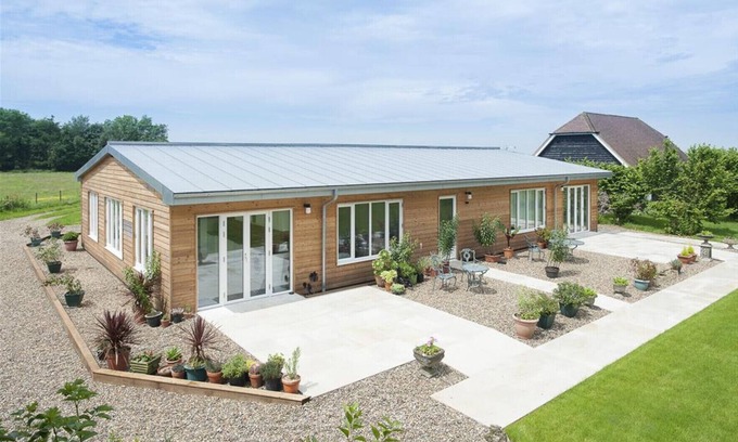 Etchinghill House | Apple Barn: Family-Friendly 2 Bedroom Getaway for 5