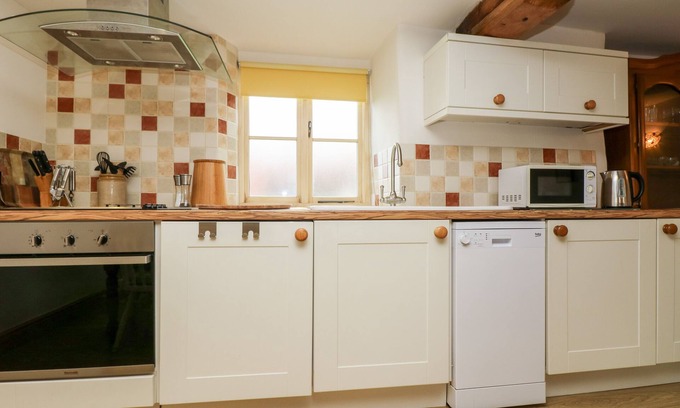 Yeoford Cottage | Cozy Apple Cottage with Kitchen and Breakfast Options