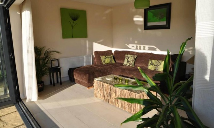 Shepton Mallet Cottage | Inviting Apple Cottage: Perfect for 4 Guests, Wheelchair Accessible