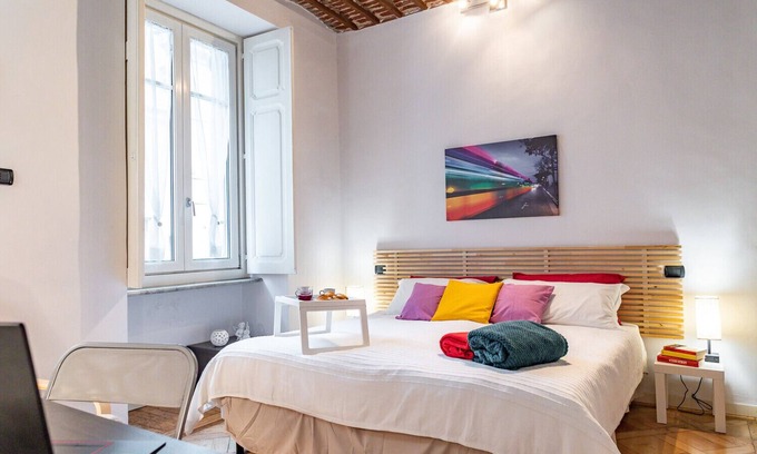 Roman Quarter Apartment | Convenient Apple House al Duomo with Breakfast & Kitchen