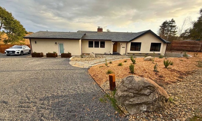 Sebastopol House | Apple House: Fire pit ~ Hot tub ~ Views