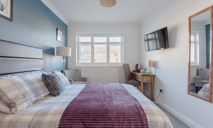 Queensbury House | Cozy Apple House Wembley: Family-Friendly with Breakfast