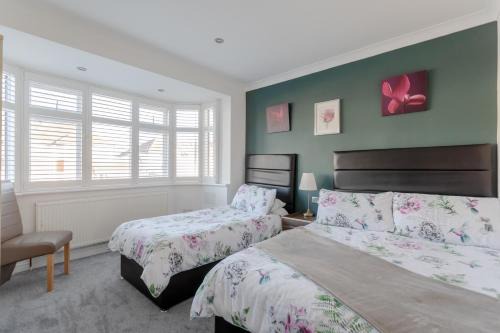 Queensbury House | Family Room at Apple House Wembley - Child Friendly Stay