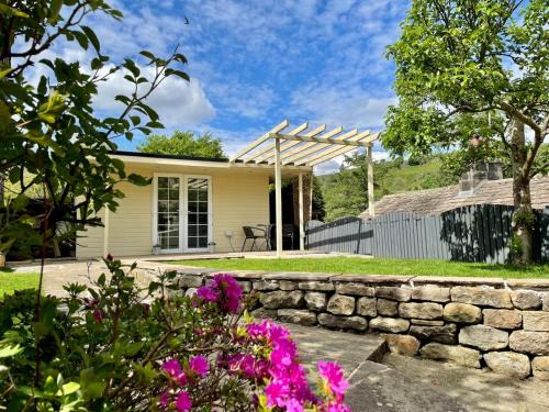 Hebden Cabin | Cozy Apple Tree Hut with Hot Tub in Private Garden