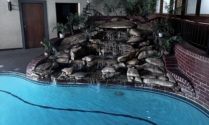 Independence Hotel | Cozy Apple Tree Inn and Suites with Pool & Breakfast