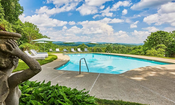 Lenox Hotel | Family-Friendly Apple Tree Inn with Pool & Spa Amenities