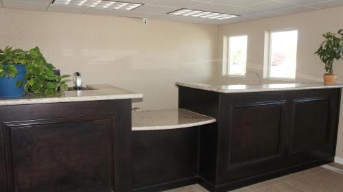 Victorville Hotel | Family-Friendly Retreat at Apple Valley Hotel & Lodge
