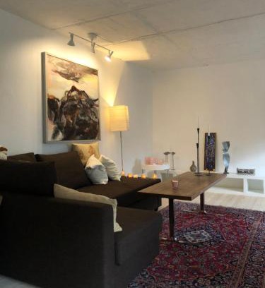 Alleroed Municipality Apartment | Cozy AppleFlower Farm Retro Apartment - Pet and Child Friendly